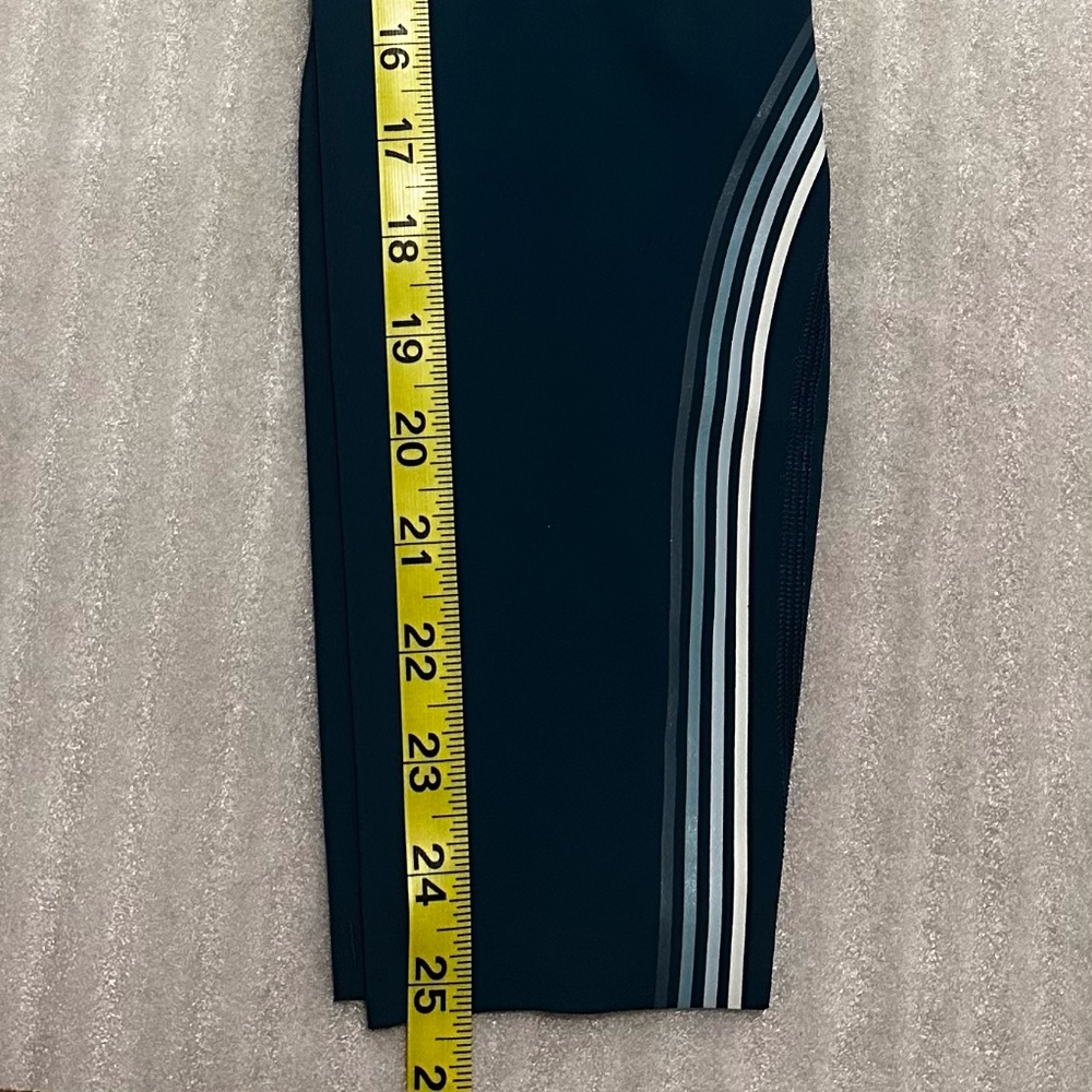 Like NEW - Lululemon High Rise Leggings - Picture 14 of 14